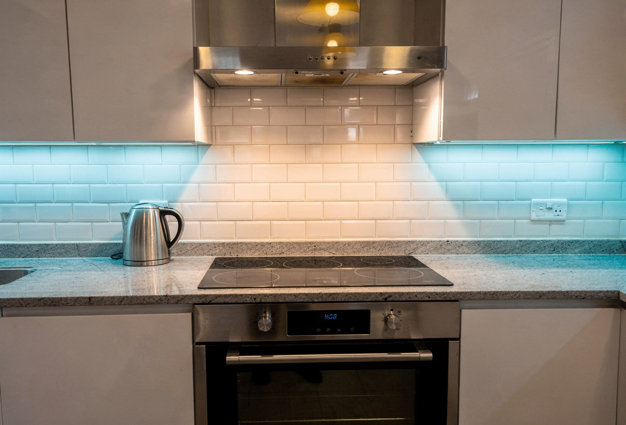 Parlatılmış mutfak aletleri ve tezgah